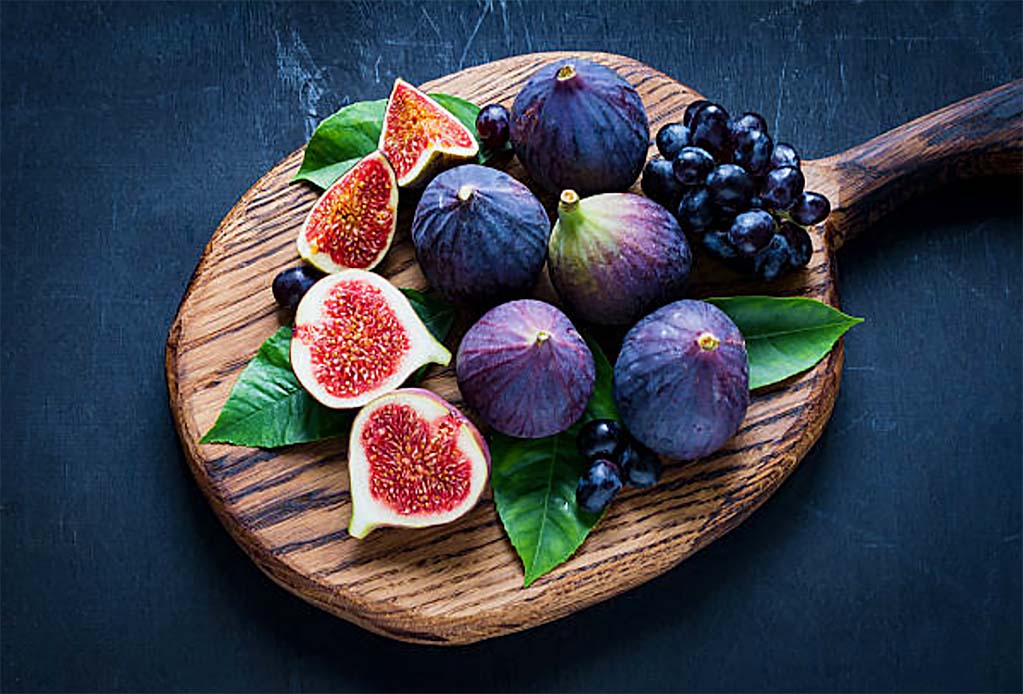 A picture showing figs and grapes. Allulose naturally exists in figs and grapes. Even though it exists in fruits, most of the commercially available allulose is derived from corn.
