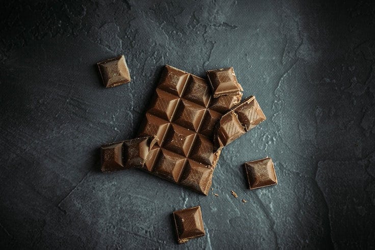 sugar free chocolate bar and broken chocolate pieces