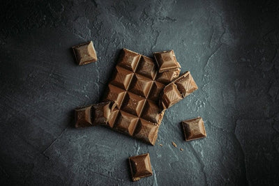 sugar free chocolate bar and broken chocolate pieces